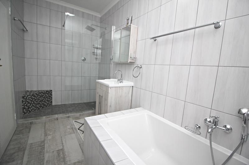 5 Bedroom Property for Sale in Fraaiuitsig Western Cape